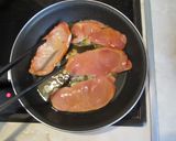 Foto del paso 3 de la receta: Filetes de lomo de cerdo caramelizados con mostaza y miel