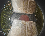 Foto del paso 4 de la receta: Bacalao skrei en salsa de naranja sanguina y puré de calabacín