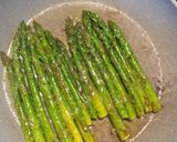 Foto del paso 2 de la receta Dorada y espárragos a la plancha con salsa de perejil y ajo