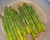 Foto del paso 2 de la receta: Dorada y espárragos a la plancha con salsa de perejil y ajo
