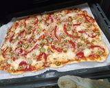 Foto del paso 5 de la receta: Pizza casera de atún, pimiento y olivas