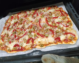 Foto del paso 5 de la receta: Pizza casera de atún, pimiento y olivas