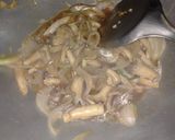 รูปขั้นตอนการทำที่ 2 ของ ผัดเห็ดนางฟ้าน้ำมันหอยใส่ไข่