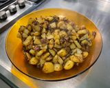 Une image de l'étape 9 de Pommes de terre sautées aux pickles, ail noir et persil.