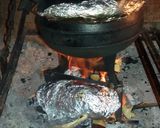 Foto del paso 6 de la receta: Osobuco estofado en olla de fundición con puré de papas al rescoldo