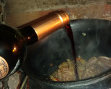 Foto del paso 3 de la receta: Osobuco estofado en olla de fundición con puré de papas al rescoldo