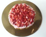 Foto del passaggio 7 della ricetta Torta alle fragole effetto gelato