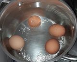 Foto del paso 1 de la receta: Ensalada de arroz, arvejas, choclo y huevo