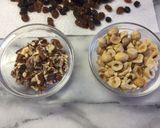 Foto del passaggio 2 della ricetta Pane alle nocciole, noci pecan e uvetta