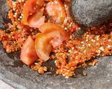 Foto langkah ke 3 dari resep Sambal Dadak ala warung Sunda.