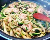 Foto del paso 3 de la receta Tallarines de Calabacín con Gambones al ajillo