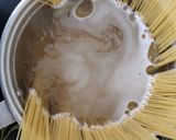 Foto langkah ke 1 dari resep Very Easy Creamy Cheese Spaghetti.