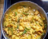 Une image de l'étape 9 de Poulet mariné au lait de coco et courgettes.