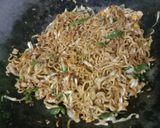 Foto langkah ke 5 dari resep Mie Goreng Kampung.