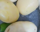 A picture of step 1 of Chicken & potato cheese balls.