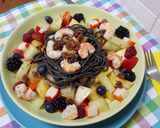 Foto del paso 2 de la receta Espaguetis negros con frutas y gambas