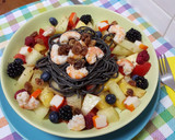 Foto del paso 2 de la receta: Espaguetis negros con frutas y gambas
