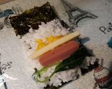 Foto langkah ke 7 dari resep Sushi roll mama suka.