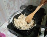 Foto langkah ke 2 dari resep Tumis jamur saos tiram.