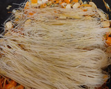 Foto del paso 5 de la receta: Fideos de arroz chinos con mejillones y surimi