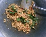 Foto langkah ke 4 dari resep Pad Kra Pao Gai (Tumis Ayam Kemangi).