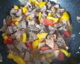 Foto langkah ke 3 dari resep Daging Sapi Tumis Paprika.