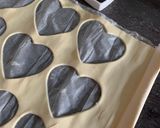 Foto del passaggio 4 della ricetta SFOGLIA DI CUORI, CREMA E FRAGOLE