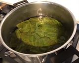 Une image de l'étape 2 de Filets de bar sauce crème à l'oseille et oignon.