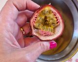 Foto del passaggio 3 della ricetta Smoothie con frutto della passione