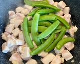 รูปขั้นตอนการทำที่ 3 ของ อกไก่ผัดพริกไทยดำ