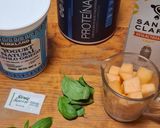 Foto del paso 1 de la receta: Licuado proteico de melón con albahaca