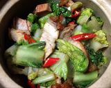 รูปขั้นตอนการทำที่ 5 ของ ผักคอสหมูกรอบบัลซามิกผัดพริกชี้ฟ้าแดดเดียว