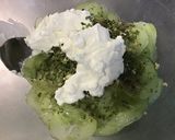 Une image de l'étape 4 de Concombre mariné crème et herbes salade feuille de chêne.