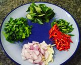 Foto langkah ke 4 dari resep Ayam Tangkap Aceh || Ayam Goreng dgn Daun Kari.