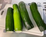 Une image de l'étape 1 de Courgettes et tomates au lard et persil.