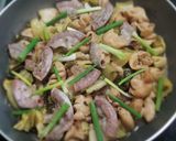 Hình bước làm 2 của món Lòng heo xào dưa cải chua