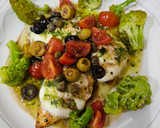 Foto del paso 5 de la receta: Pollo con pesto de rúcula y ensalada de cherry