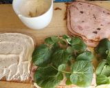 Foto del paso 2 de la receta Sándwich de galantina de pollo y lacón con berros
