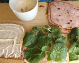 Foto del paso 2 de la receta: Sándwich de galantina de pollo y lacón con berros