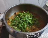 A picture of step 2 of Chicken with Flat Beans.