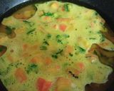 Foto del paso 7 de la receta Tortilla de langostinos y palitos con ensalada y crema de calabaza