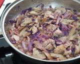 Foto del paso 7 de la receta: Pollo con champiñones, bacon y lombarda