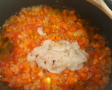 Foto del paso 3 de la receta: Fideuá de chipirones, gambas y rape con alioli