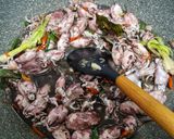 Foto langkah ke 5 dari resep Tumis Cumi Item.