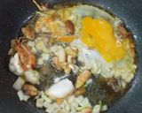 รูปขั้นตอนการทำที่ 3 ของ ข้าวผัดกุ้งเห็ดหอม