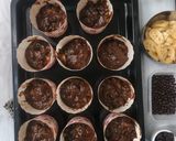 Foto langkah ke 6 dari resep Choco Banana Muffin.