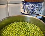 Foto del paso 1 de la receta: Salteado de guisantes naturales con jamón y huevo duro