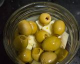 Foto del paso 2 de la receta: Aperitivo de fuet, queso y olivas bañados en vermut y AOVE