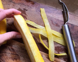 Foto del paso 1 de la receta: Tagliatelle de calabacín con salsa de tomate y verduras