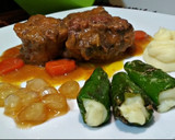 Foto del paso 6 de la receta: Rabo de ternera estofado con pimientos rellenos y cebollitas caramelizadas